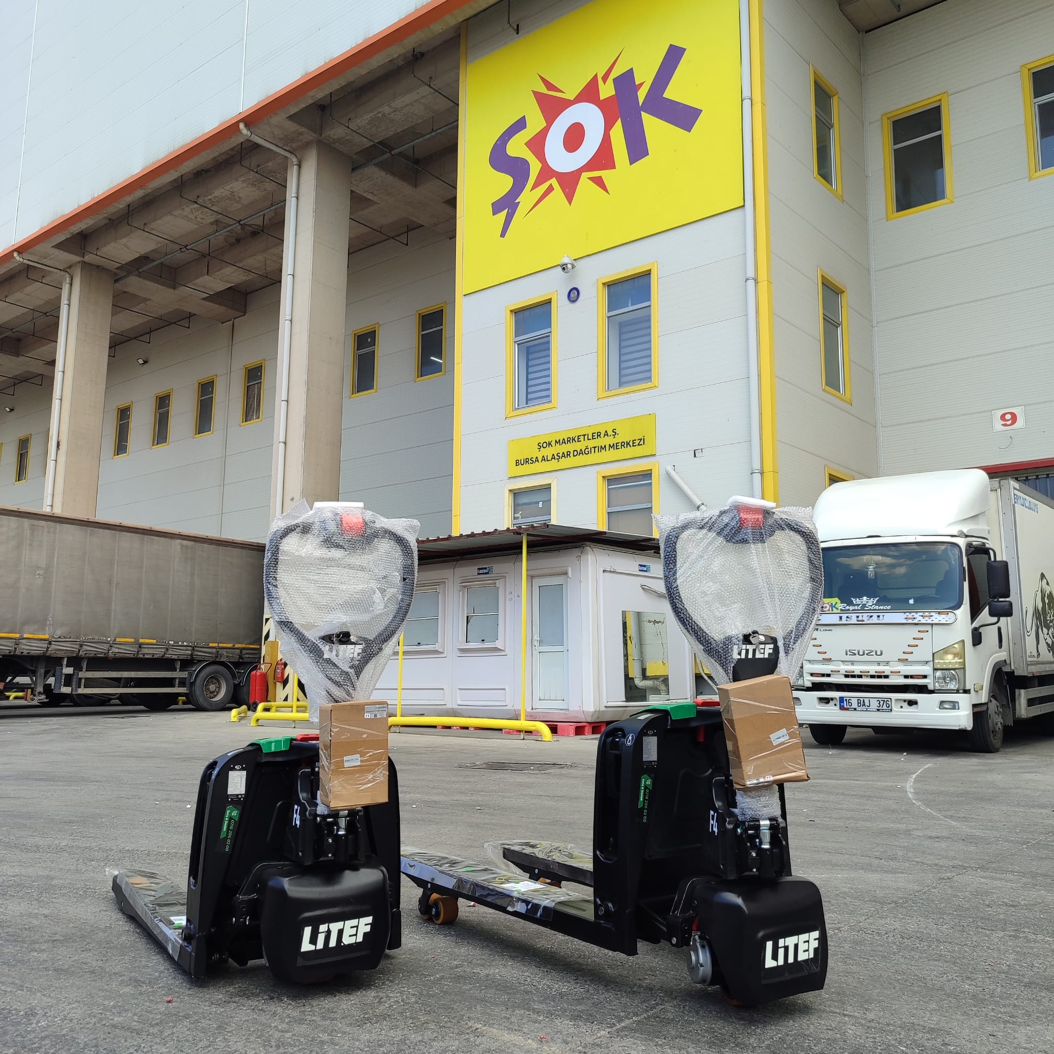 Zincir market müşterimize F4 transpalet teslimatı