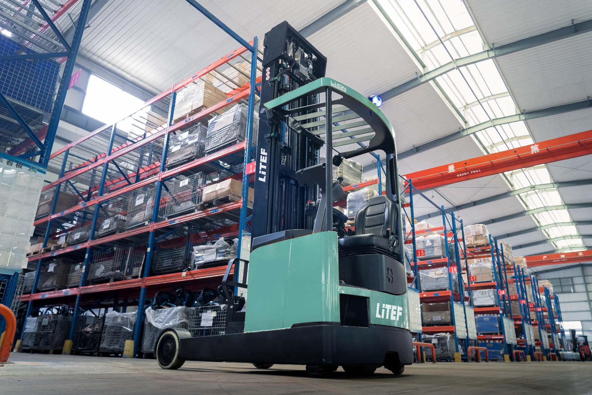 CQD20LB lityum akülü reach truck 2 ton yüksek raf forklifti