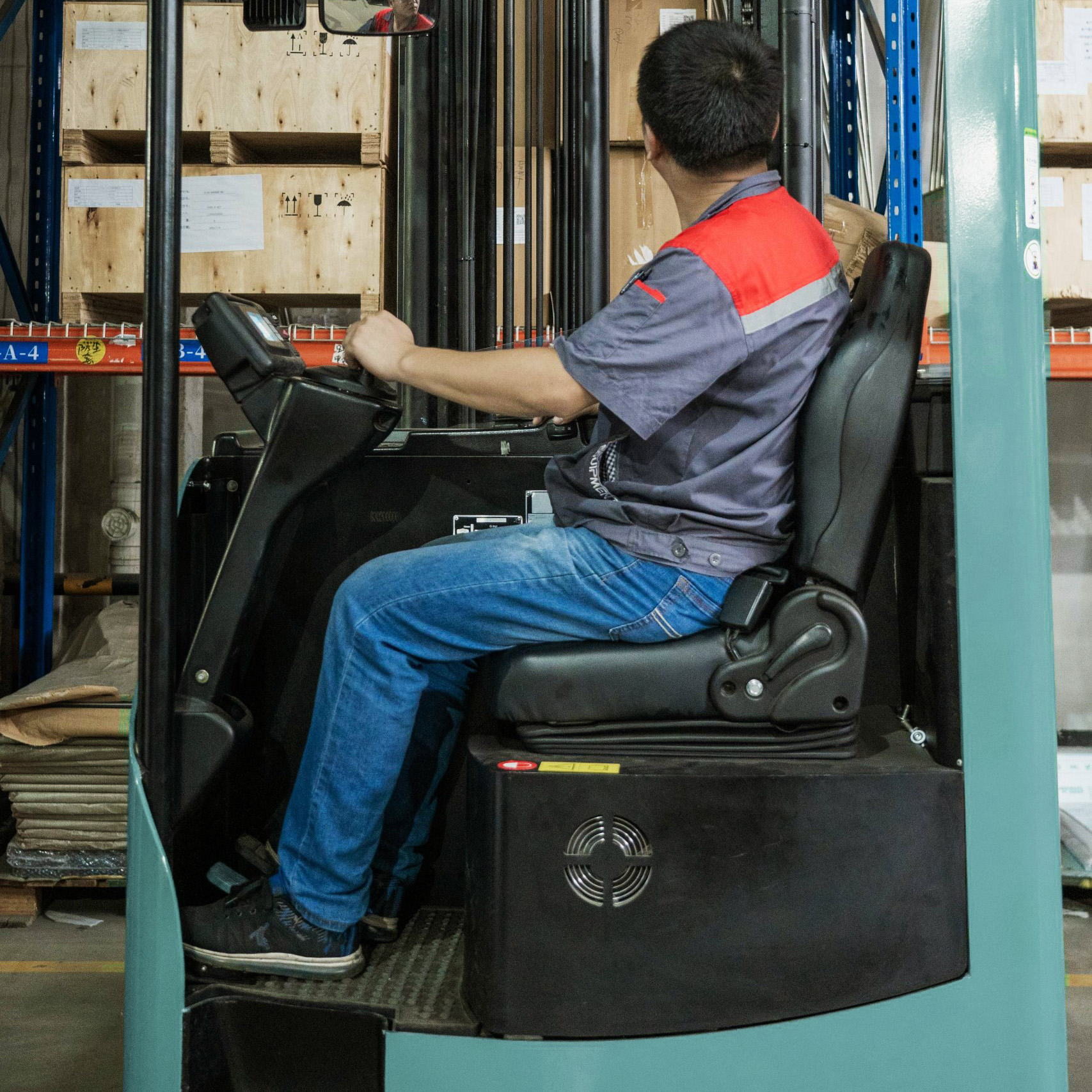 CQD25RVF süspansiyonlu koltuklu elektronik direksiyonlu Reach Truck