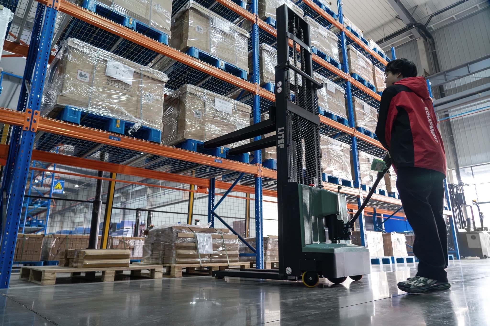DS4 yaya kumandalı elektrikli istif makinesi